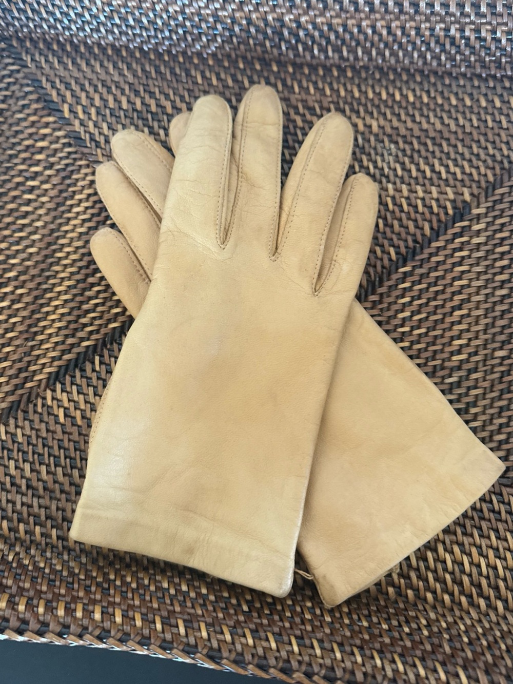 Vintage Women’s Fownes Camel Tan Leather Gloves Size 8
